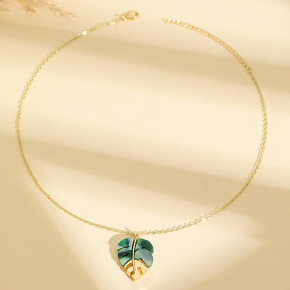 Halsband med hänge i form av ett löv